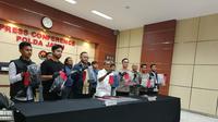Polda Jawa Timur bersama Polres Kabupaten Pasuruan menangkap MF (27) warga Dusun Patuk, Desa Gempol, Kecamatan Gempol, karena membunuh wanita lanjut usia Mirzah (62) yang ditemukan tewas di rumahnya. (Liputan6.com/ Dian Kurniawan)