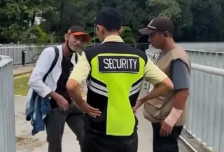Seorang Warga Negara Asing (WNA) melakukan aksi tidak senonoh dengan memamerkan alat kelaminnya di Taman Literasi, Blok M, Jakarta Selatan. Peristiwa itu terekam oleh video pengunjung dan sempat viral di media sosial. (Foto: Tangkapan Layar Sosmed)