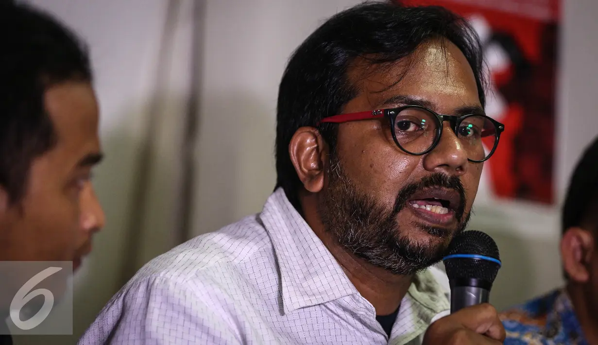 Hariz Azhar hadir dalam dukungan masyarakat dan petani untuk Kontras di Jakarta, Selasa (9/8). Dukungan yang bertemakan "Caping untuk Kontras" untuk menghentikan tindakan kriminalisasi terhadap pejuang HAM. (Liputan6.com/Faizal Fanani)