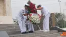 Citizen6, Surabaya: Jelang puncak peringatan Hari Pendidikan TNI AL ke-66 yang dihelat setiap 12 Mei, Dankobangdikal melakukan ziarah di TMP yang terletak di Jalan Mayjen Sungkono. (Pengirim: Penkobangdikal)