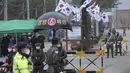 Tentara Korea Selatan berjaga-jaga setelah personel boy group BTS, Jin tiba di pusat pelatihan militer di Yeoncheon, Korea Selatan, Selasa (13/12/2022). Saat tiba di pusat pelatihan, para penggemar berkumpul mengucapkan selamat tinggal kepada personel tertua BTS tersebut. (AP Photo/Ahn Young-joon)