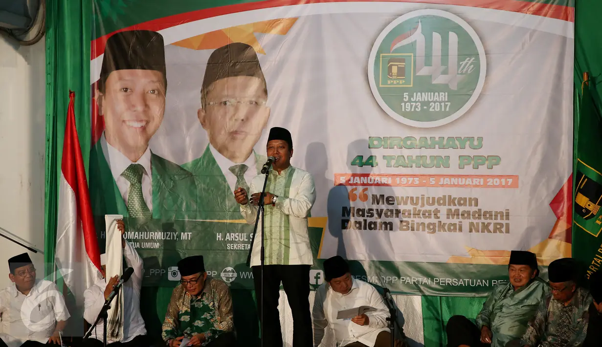 Ketua Umum PPP kubu Romahurmuziy memberikan sambutan di acara tasyakuran merayakan HUT PPP ke-44 di Tebet Barat, Jakarta, Kamis (5/1). Tasyakuran tersebut mengusung tema 'Mewujudkan Masyarakat Madani dalam Bingkai NKRI'. (Liputan6.com/Johan Tallo)