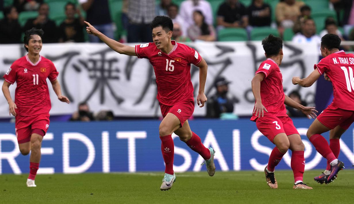Pemain Vietnam, Nguyen Dinh Bac (tengah) melakukan selebrasi setelah mencetak gol penyeimbang 1-1 ke gawang Jepang pada laga Grup D Piala Asia 2023 di Al Thumama Stadium, Qatar, Minggu (14/01/2024). (AP Photo/Thanassis Stavrakis)