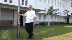 Mantan Menteri ESDM Sudirman Said berpose usai berpamitan dengan jajaran Eselon 1 & Eselon 2 Kementerian ESDM, Jakarta, Rabu (27/7). Sudirman Said menjadi salah satu menteri yang di-reshuffle dan digantikan oleh Arcandra Tahar. (Liputan6.com/Angga Yuniar)