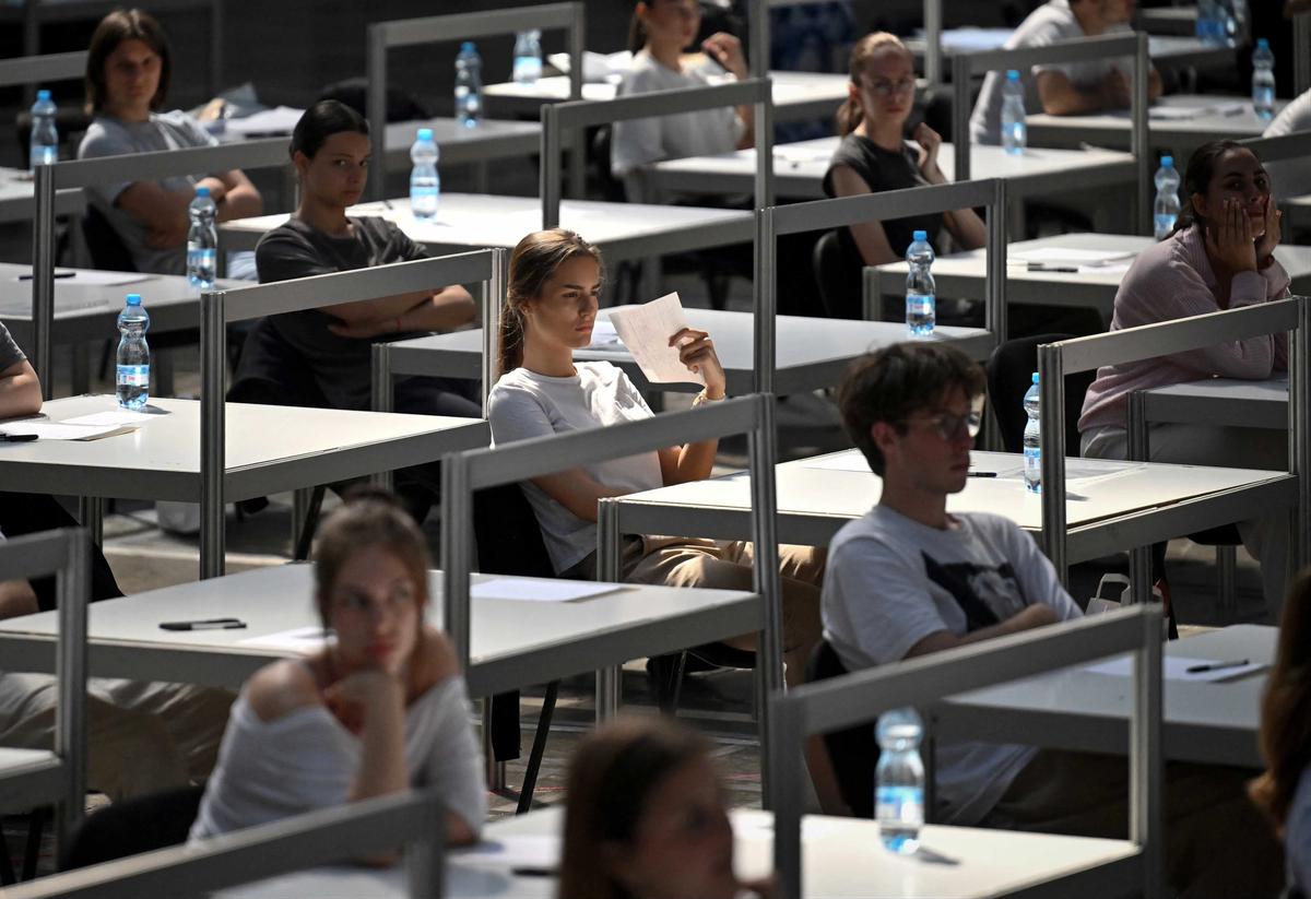 FOTO: Gelombang Panas Ekstrem Iringi Ujian Masuk Universitas di Serbia