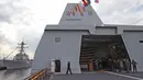 Landasan pacu di atas Kapal USS Zumwalt di Baltimore, Maryland, AS (13/10). Kapal ini dapat mendukung sistem persenjataan berbasis energi, semacam senjata laser dan elektromagnetik. (AFP Photo/Mark Wilson)