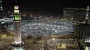 Ribuan jemaah melakukan tawaf dan memadati sekitar Kakbah di Masjidil Haram, kota suci Makkah, Arab Saudi pada Rabu (7/8/2019). Kondisi Masjidil Haram menjelang puncak ibadah haji kian dipadati jemaah dari berbagai negara. (Photo by FETHI BELAID / AFP)