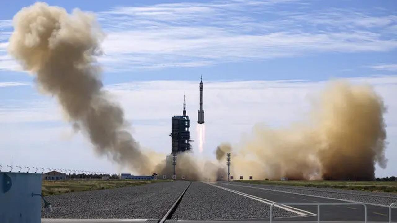 27 September 2008: Astronot China Pertama Jalan di Luar Angkasa, Pakai Setelan Rp66 M Seberat 120 Kg
