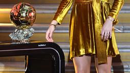 Bintang Lyon dan timnas Norwegia, Ada Hegerberg berdiri dekat trofi setelah menerima penghargaan Ballon d'Or perempuan 2018 di Grand Palais, Paris, Senin (3/12). Hegerberg terpilih menjadi pemenang edisi pertama Ballon d'Or perempuan. (FRANCK FIFE/AFP)