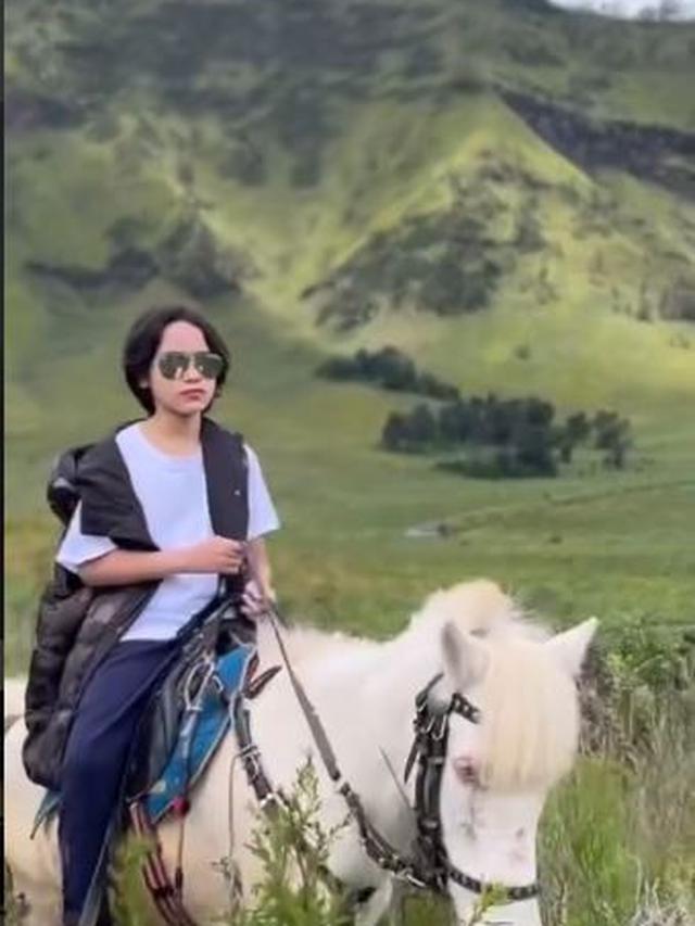 7 Momen Bunga Citra Lestari Liburan di Bromo, Berkuda Bareng Noah Sinclair