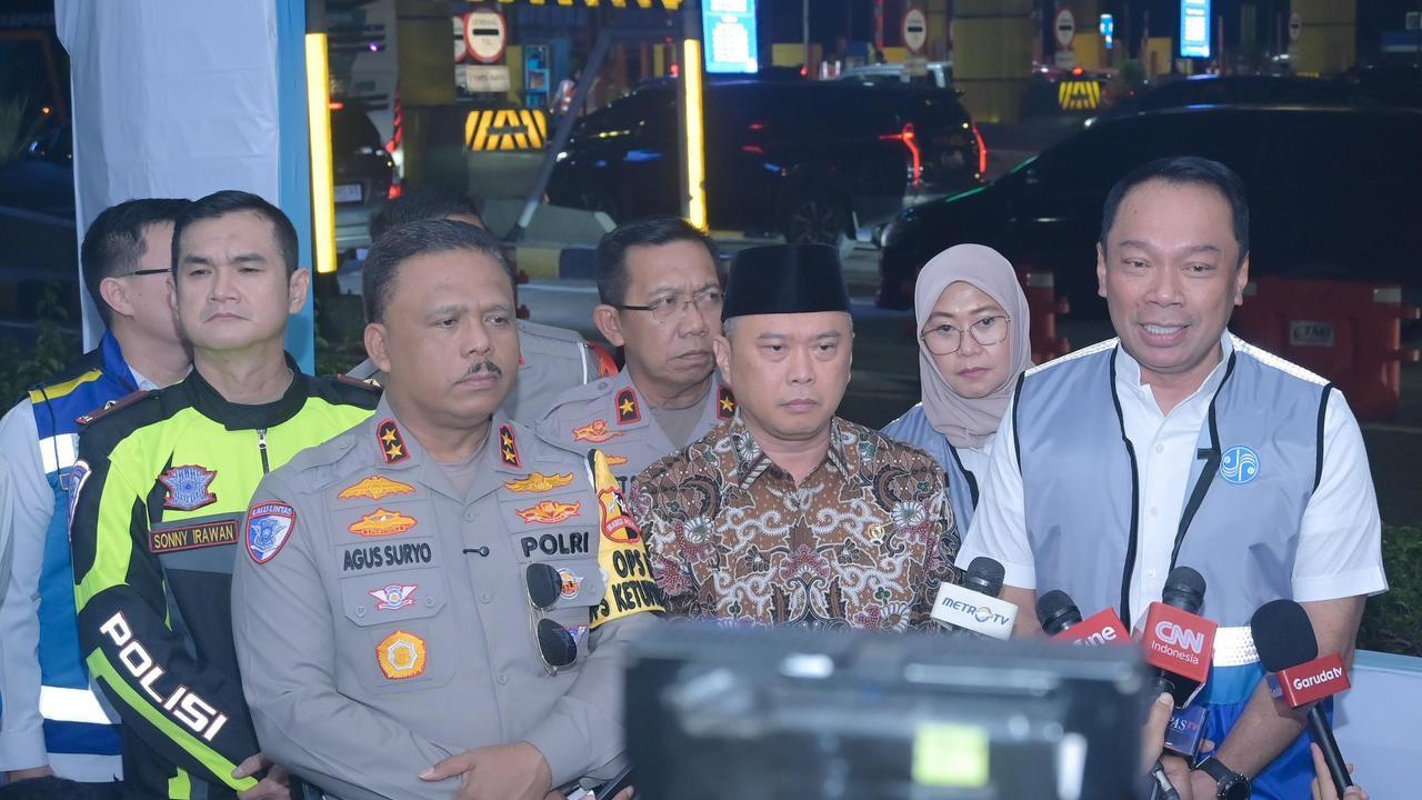Direktur Utama PT Jasa Raharja Rivan Purwantono saat melakukan peninjauan arus balik lebaran di KM 420 Gerbang Tol (GT) Banyumanik di jalur tol Semarang-Solo bersama Menteri Perhubungan Dudy Purwagandhi.