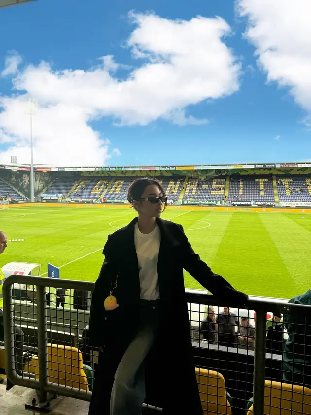 Gaya Slay Jennifer Coppen Support Justin Hubner Bertanding di Belanda dengan Kacamata Rp6 Jutaan