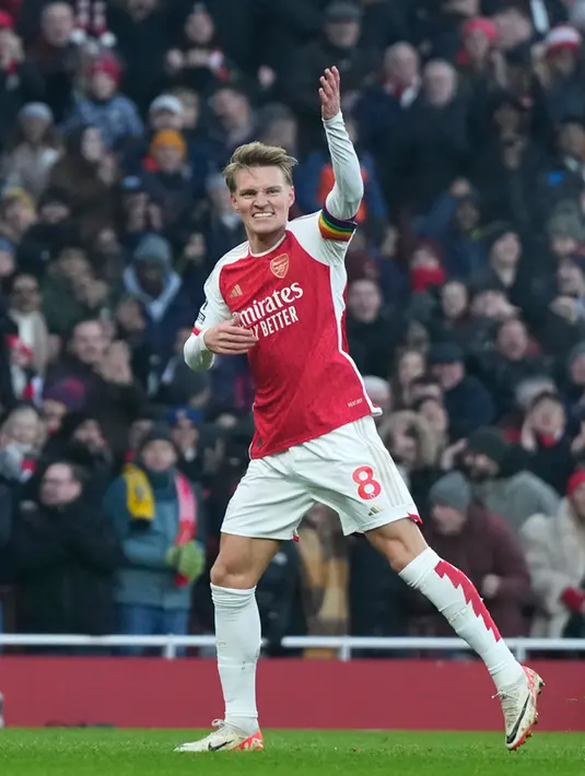 <p>Bermain di depan publik sendiri, Arsenal unggul cepat saat laga baru berjalan enam menit. Tembakan Bukayo Saka menyambut umpan Takehiro Tomiyasu ke arah tengah gawang tidak mampu dihentikan oleh kiper Jose Sa. (AP Photo/Alastair Grant)</p>