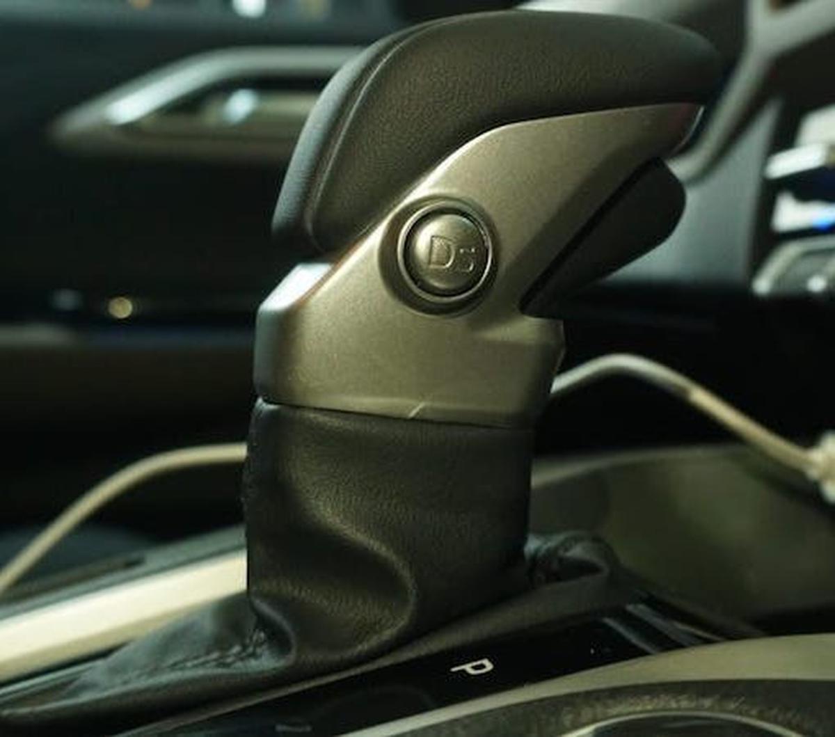 Fitur tersebut: tombol D Sport. <br><br>Tombol ini berada di bagian samping tuas transmisi Mitsubishi Xforce.<br><br>