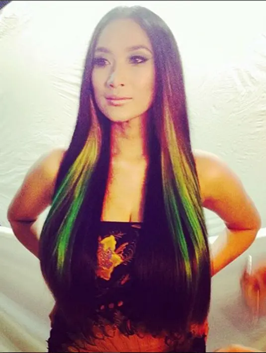 Awalnya Happy Salma sempat kesulitan membawa Kinan ke tempatnya bekerja, namun kini ia bersyukur karena si kecil sudah mulai bisa diam di tengah-tengah lokasi Happy bekerja. (via instagram/@happysalma)