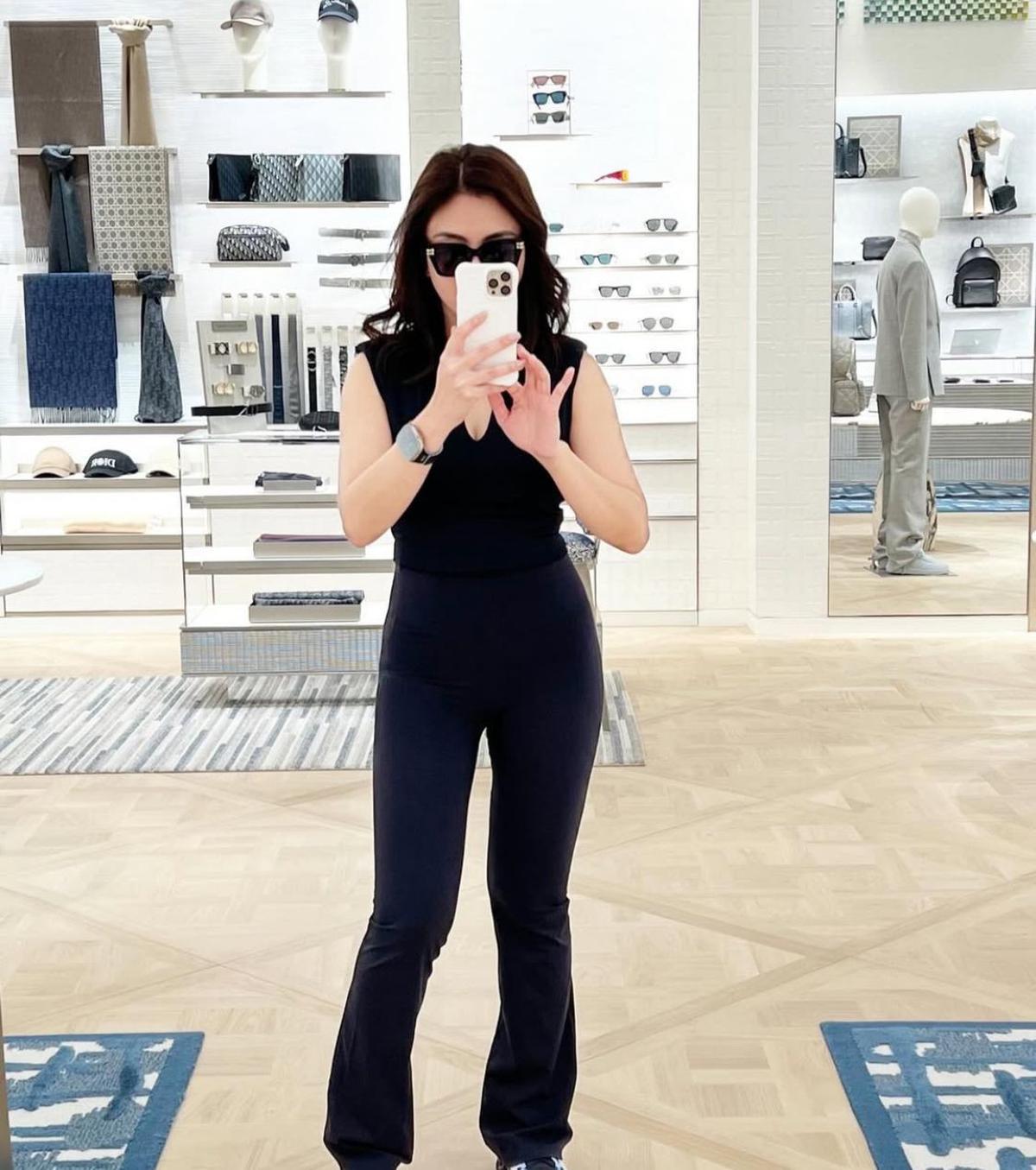 Dhena Devanka Tampil Memukau dengan Outfit Serba Hitam, Awet Muda dan Stylish!