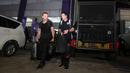 <p>Pelatih kepala Persija Jakarta, Thomas Doll (kiri) melewati kendaraan taktis yang digunakan untuk mengangkut pemain Persija Jakarta setelah laga lanjutan BRI Liga 1 2022/2023 antara Persita Tangerang melawan Persija Jakarta di Stadion Indomilk Arena, Tangerang, Selasa (28/03/2023). (Bola.com/Bagaskara Lazuardi)</p>