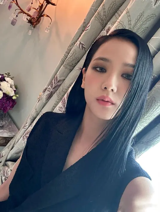 <p>Yang lebih mengejutkan lagi adalah riasan wajahnya, makeup natural kini diganti dengan warna yang lebih gelap dengan eyeliner hitam di garis matanya. (Foto: Instagram/ sooyaaa__)</p>