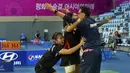 Nitya Krishinda (tengah) dan Gresya Polii (kiri) memeluk pelatih mereka Eng Hian (kanan) usai memenangkan final perorangan Ganda Putri Asian Games ke-17 di Gyeyang Gymnasium, Incheon, Korsel, Sabtu (27/9). (ANTARA FOTO/SAPTONO)