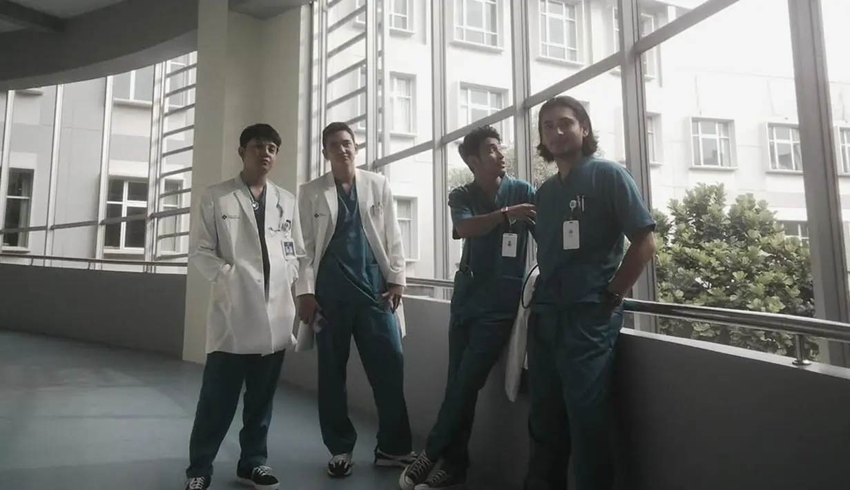 Tak hanya film, Abidzar Al Ghifari debut bermain serial web pada 2019. Series Lady Giga adalah series pertama Abidzar. Pada tahun 2024, aktor kelahiran 13 April 2001 ini bintangi serial web Sekotengs bersama Giorgini Abraham, Adipati dan Arbani Yasiz. Web series tersebut mendapatkan apresiasi dari netizen karena dinilai sukses dan setia pada versi webtoon-nya. (Liputan6.com/IG/@abidzar73)