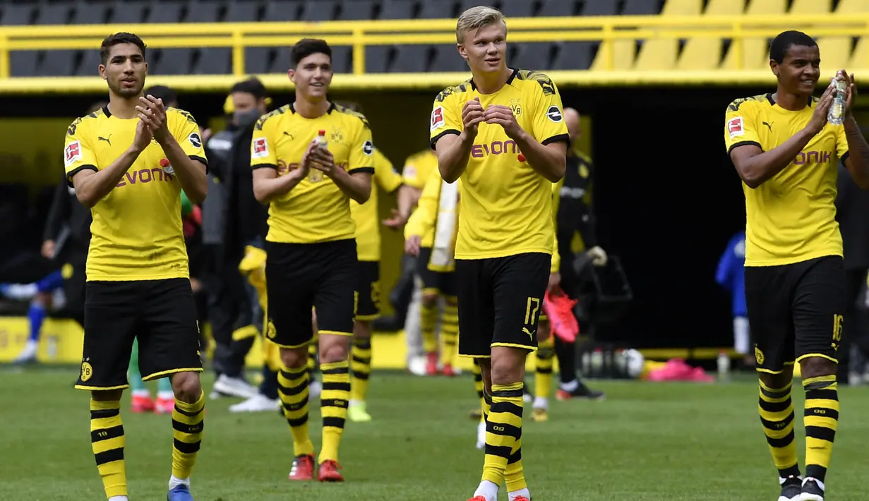 Para pemain Borussia Dortmund merayakan kemenangan atas Schalke 04 pada laga Bundesliga di Stadion Signal Iduna Park, Sabtu (16/5/2020). Dortmund menang 4-0 atas Schalke 04. (AP/Martin Meissner)