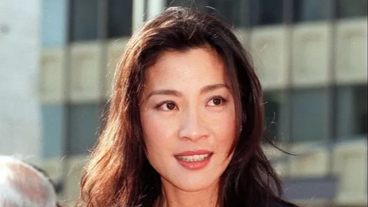 7. Pada tahun 1997, Michelle Yeoh mencapai puncak karier internasionalnya dengan bermain sebagai Bond girl dalam film <i>Tomorrow Never Dies.</i>