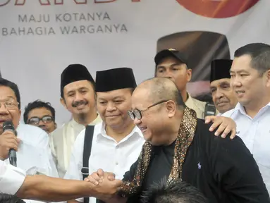 Ketua Umum Partai Gerindra, Prabowo Subianto bersalaman dengan Jaya Suprana di kantor DPP Gerindra, Jakarta, Rabu (19/4). Prabowo memberikan ucapan selamat kepada Anies-Sandi yang menang versi hitung cepat. (Liputan6.com/Yoppy Renato)