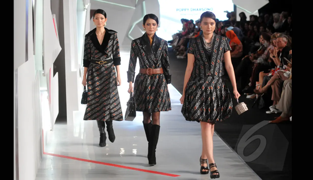 Sejumlah model memperagakan salah satu dari 20 koleksi terbaru desainer  Poppy Dharsono pada ajang Indonesia Fashion Week 2015 di JCC Senayan, Jakarta, Kamis (26/2). (Liputan6.com/Panji Diksana)