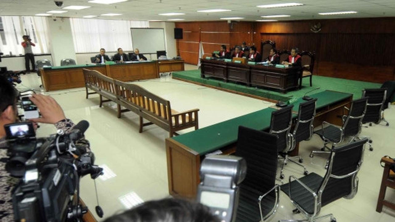 Tidak hadir karena sakit, sidang perdana OC Kaligis ditunda