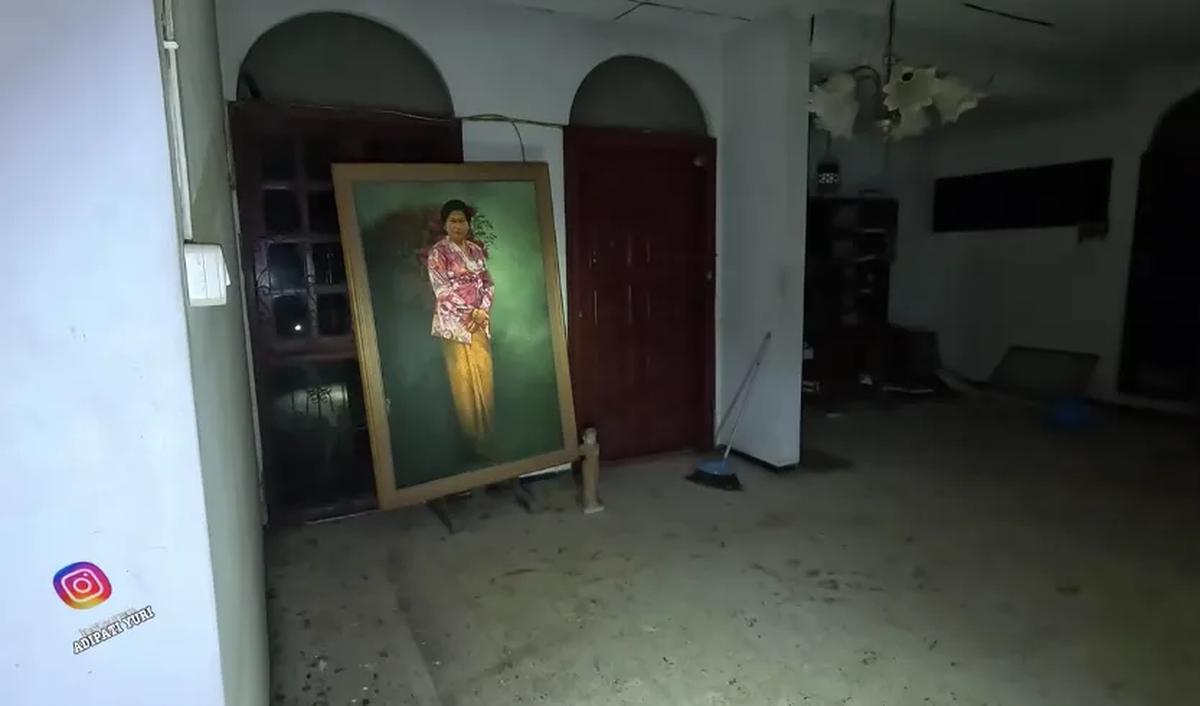 Selain harta benda yang ditinggalkan begitu saja, juga nampak sebuah beberapa karya seni berbentuk lukisan. <br>