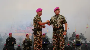 Menteri Pertahanan Jenderal TNI Purnawirawan Ryamizard Ryacudu (kanan) diangkat sebagai warga kehormatan Korps Marinir, Jakarta (9/12/2014). (Liputan6.com/Helmi Fithriansyah)