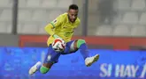 Pemain Brasil, Neymar, mengontrol bola saat melawan Peru  pada laga kualifikasi Piala Dunia 2026 zona CONMEBOL, Rabu, (13/9/2023). Tim Samba menang dengan skor tipis 1-0. (AP Photo/Martin Mejia)