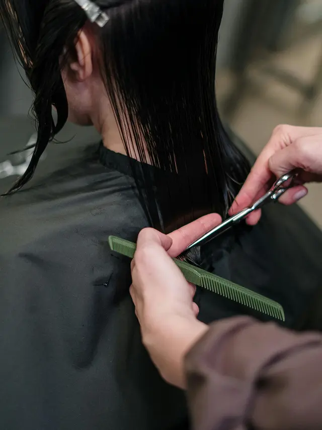 4. Rajin Memotong Ujung Rambut