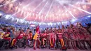 Peserta Paralimpik Rio 2018 bersorak saat kembang api Pembukaan dinyalakan di Stadion Maracana, Rio de Janeiro (7/8/2016). (AFP/Yasuyoshi Chib)