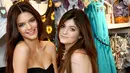 Meski dalam masa remaja, kekompakan Kendall Jenner dan Kylie Jenner sepertinya tak berubah. Mereka benar-benar mendukung satu sama lain. (LiveJournal)