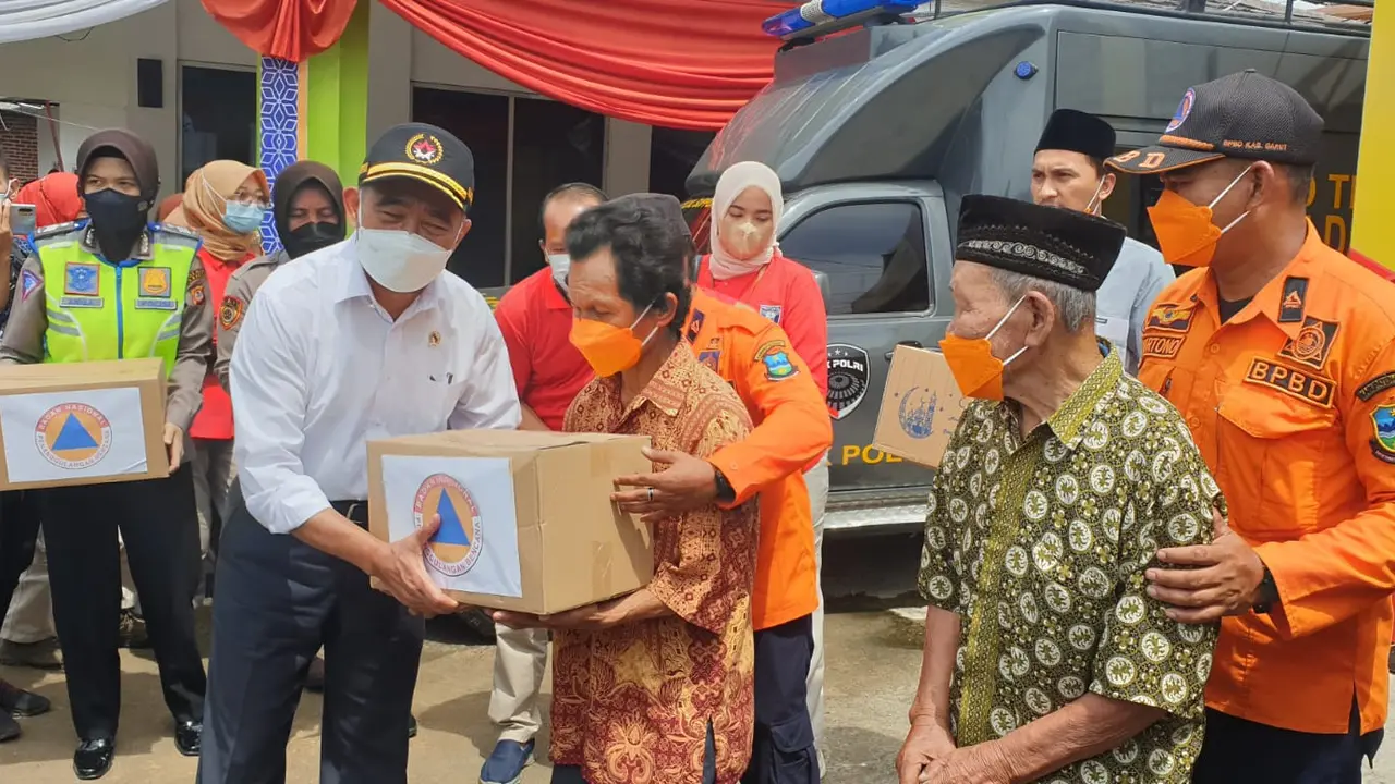 Menko PMK Muhadjir Effendy memberikan bingkisan kepada para jompo di pos terpadu Limbangan, Garut, dalam pengecekan jalur mudik nasional via Limbangan-Malangbong, Garut, Jawa Barat. (Liputan6.com/Jayadi Supriadin)