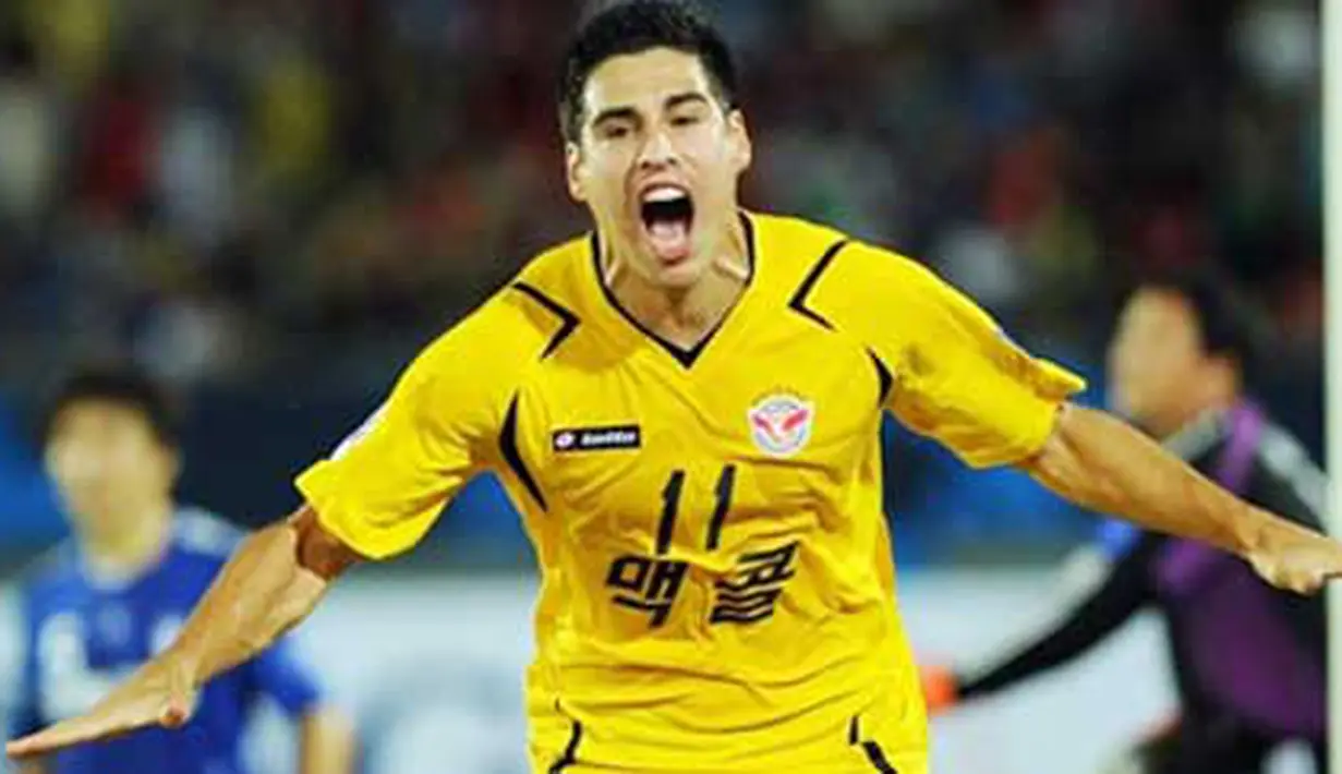 Selebrasi gol striker Seongnam Ilhwa, Dzenan Radoncic di perempat final Liga Champions Asia melawan Suwon Bluewings di Seongnam, 15 September 2010. Seongnam Ilhwa unggul 4-1. AFP PHOTO / JUNG YEON-JE 