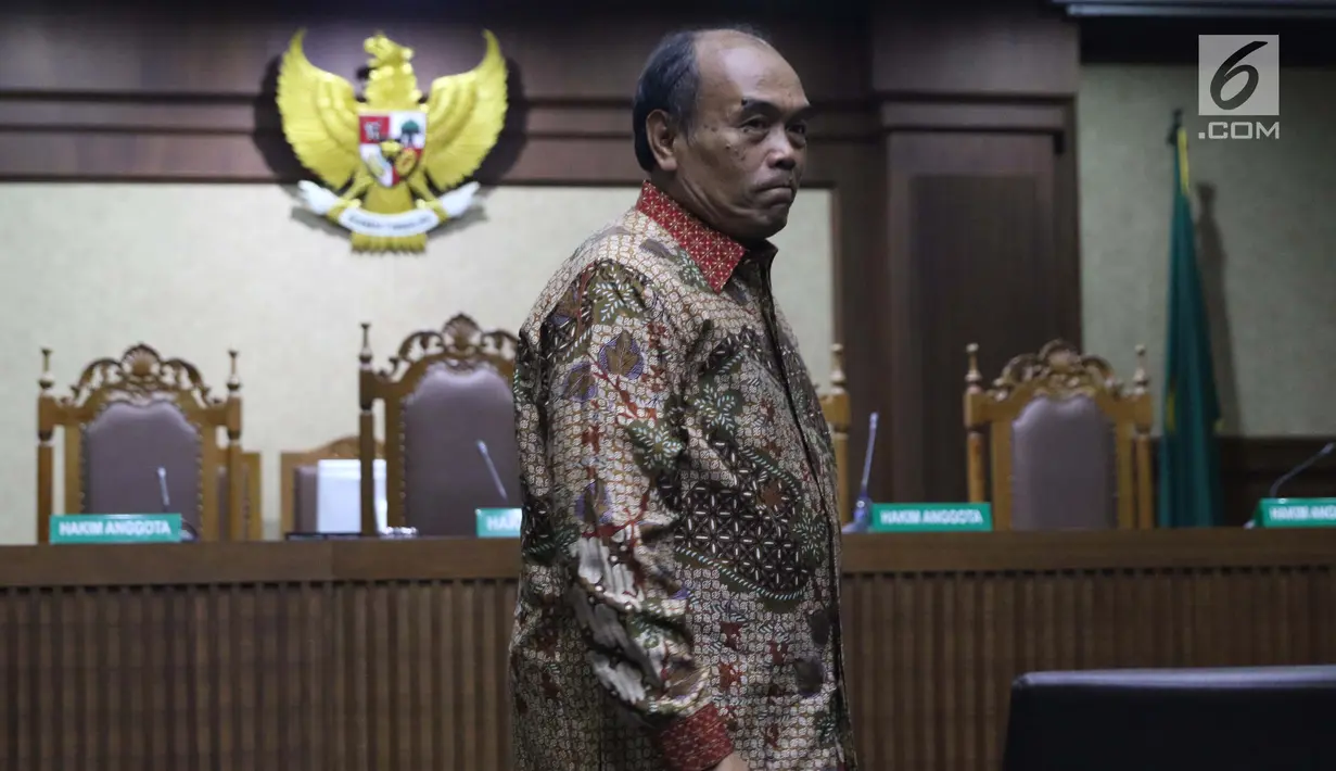 Terdakwa korupsi komisi kegiatan fiktif agen PT Asuransi Jasindo dalam pengadaan asuransi BP Migas-KKKS 2010-2012 dan 2012-2014, Budi Tjahjono saat jeda sidang putusan di Pengadilan Tipikor, Jakarta, Rabu (10/4). Hakim menyatakan Budi Tjahjono terbukti bersalah. (Liputan6.com/Helmi Fithriansyah)