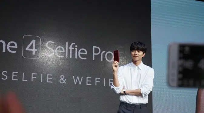 Gong Yoo yang ditunjuk sebagai brand ambassador Asus Zenfone 4 memperkenalkan seri smartphone tersebut di Next TV Studio, Taipei, Taiwan. Liputan6.com/Agustin Setyo Wardani