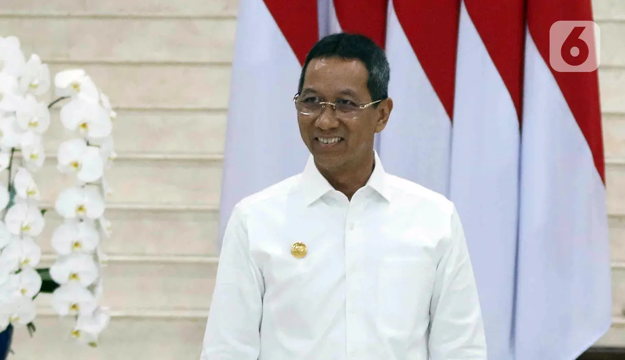 Heru Budi Hartono membacakan sejumlah pantun dalam acara tersebut. Salah satu pantun yang dibacakan Heru berisi pujian untuk Ketua DPRD DKI Jakarta Prasetyo Edi Marsudi. (Liputan6.com/Herman Zakharia)
