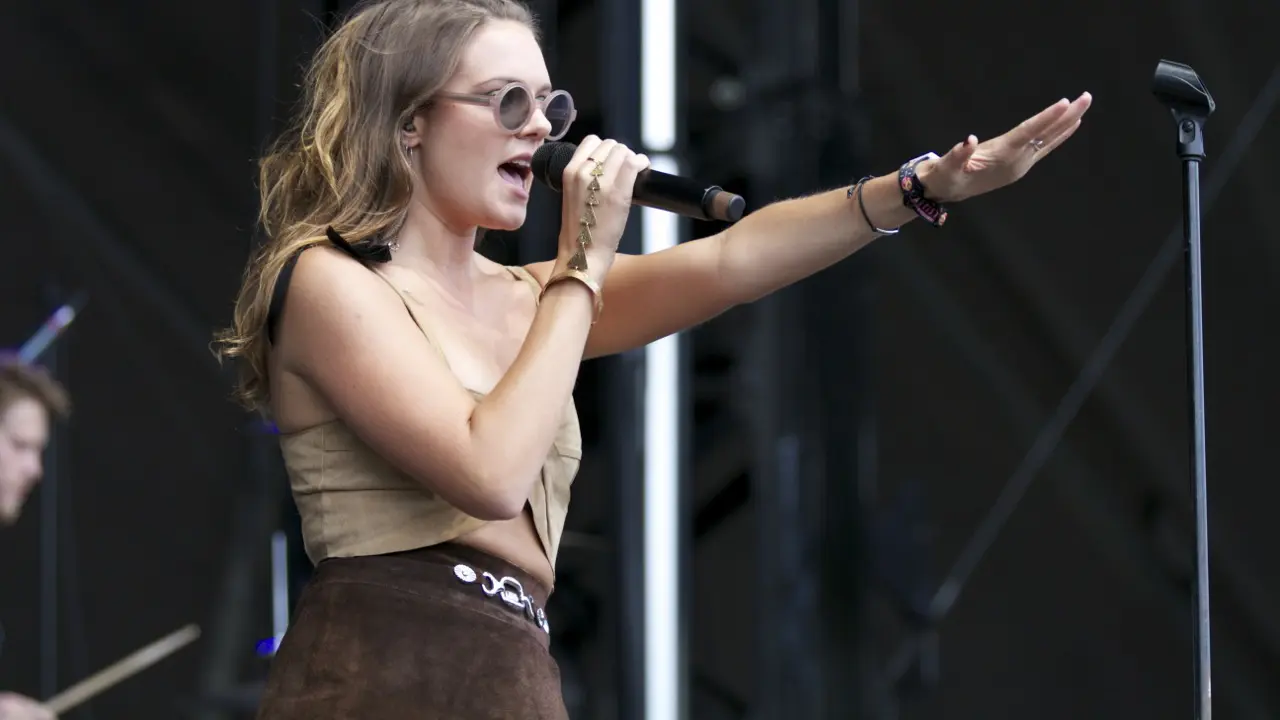 Tove Lo (wgntv.com)