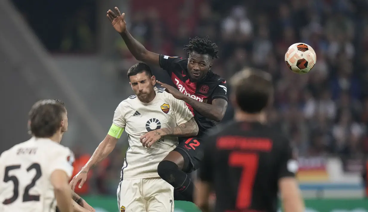 Bek Bayer Leverkusen, Edmond Tapsoba (kanan) memenangi duel udara dengan kapten tim AS Roma, Lorenzo Pellegrini pada laga leg kedua semifinal Liga Europa 2023/2024 di BayArena, Leverkusen, Kamis (9/5/2024). (AP Photo/Matthias Schrader)