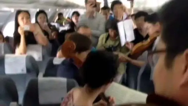 Pesawat Delay 7 Jam, Penumpang Gelar Orkestra Dadakan