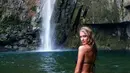 Model asal Polandia, Ela Kawalec tampil seksi saat berada di dekat air terjun di Costa Rica. Ela dan Leonardo DiCaprio terlihat nongkrong bersama pada hari Kamis di New York City. (Instagram.com/ela.kawalec)