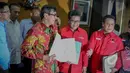 Menkumham Yasonna Laoly memperlihatan berkas yang diserahkan Hasto Kristianto di Kantor Kemenkumham, Jakarta, Rabu (6/5/2015). Kedatangan Hasto untuk menyerahkan susunan Kepengurusan DPP PDIP periode 2015-2020 kepada Yasonna. (Liputan6.com/ Faizal Fanani)