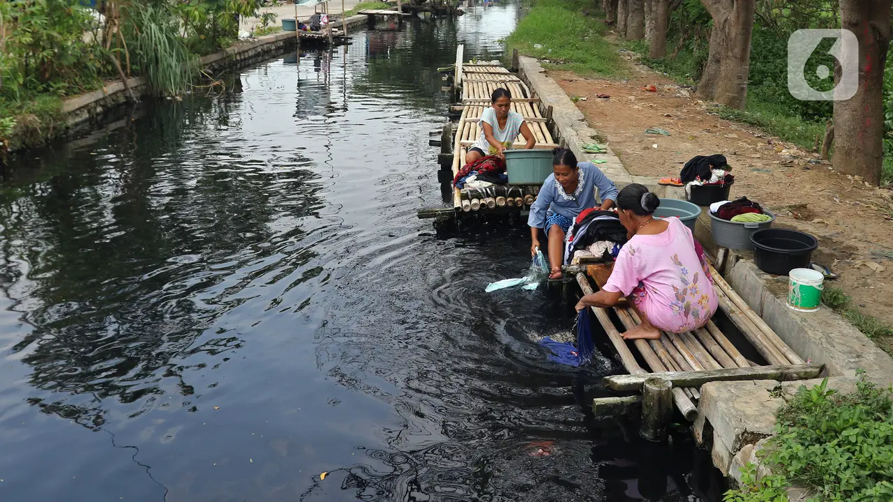 FOTO: Kali Cilemahabang di Bekasi Menghitam dan Keluarkan Bau Tak Sedap