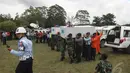 Peti jenazah korban pesawat AirAsia QZ8501 saat diturunkan dari mobil ambulans untuk di terbangkan ke Surabaya dari Lanud Iskandar, Pangkalan Bun, Kalteng, Kamis (1/1/2015). (Liputan6.com/Herman Zakharia)