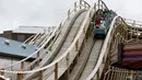 Sejumlah pengunjung saat mencoba roller coaster di Dreamland, Inggris, Kamis (15/10/2015).  Roller Coaster ini sudah berhenti beroperasi sejak 2006 dan akan kembali di operasikan pada tahun ini. . (REUTERS/Stefan Wermuth)
