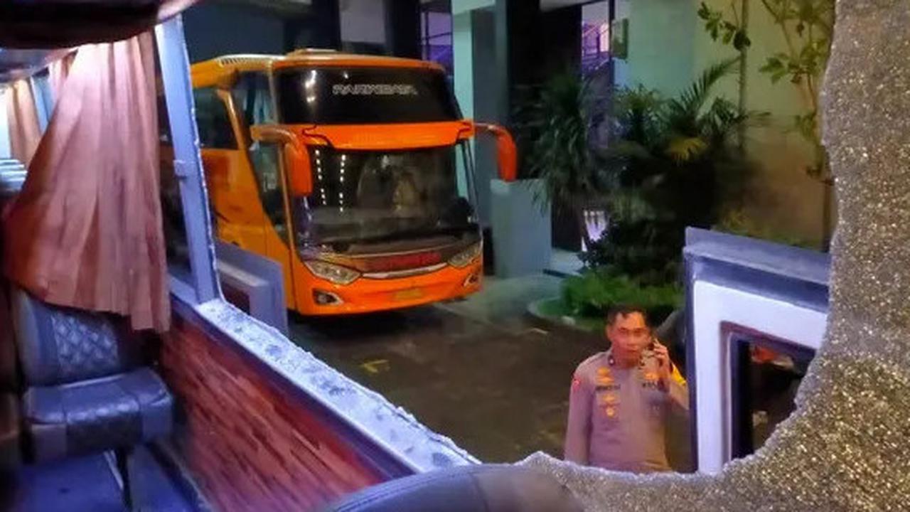 Arema FC Kena Sanksi Buntut Pelemparan Bus Persik Kediri, Pelaku Belum Tertangkap