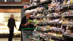 Warga lanjut usia (lansia) berbelanja di pasar swalayan Woolworths di Canberra, 17 Maret 2020. Jaringan pasar swalayan terbesar di Australia, Woolworths, akan menawarkan jam khusus belanja prioritas bagi lansia dan penyandang disabilitas, yang terkena dampak panic buying COVID-19. (Xinhua/Chu Chen)